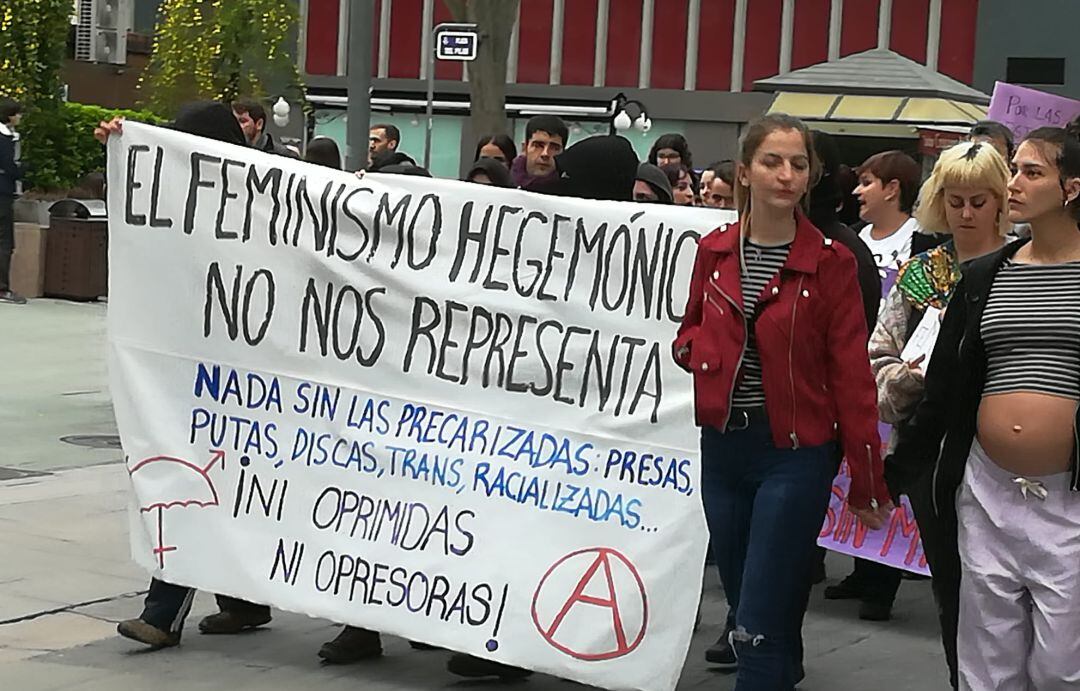 La manifestación de jóvenes a su paso por la Plaza del Pilar