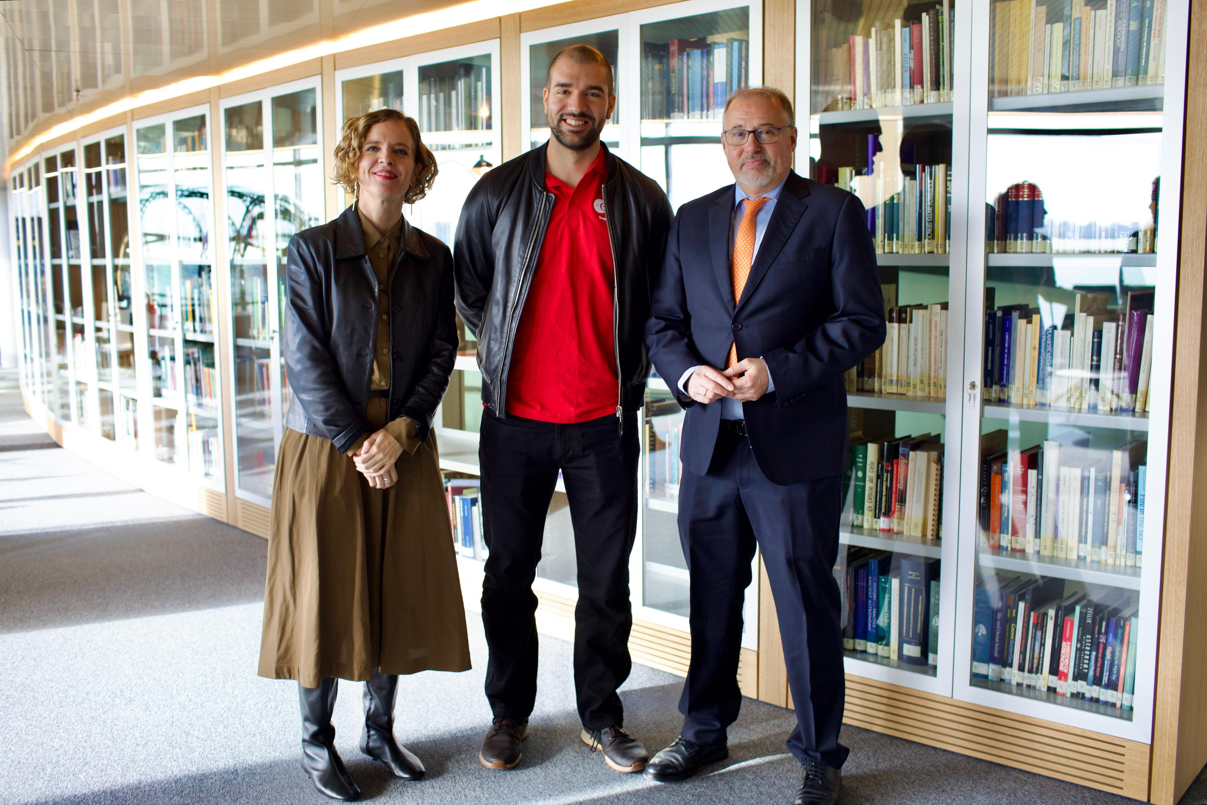 La directora general de FECYT, Izaskun Lacunza y el director del MUNCYT, Fernando Luis Fontes, y el astronauta Pablo Álvareza