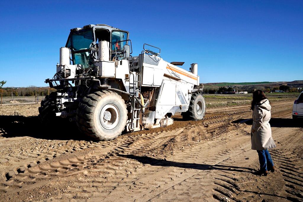 El proyecto consiste, entre otros trabajos, en realizar obras de reparación del firme deteriorado, la compactación mecánica, perfilar las cunetas y aportar zahorras