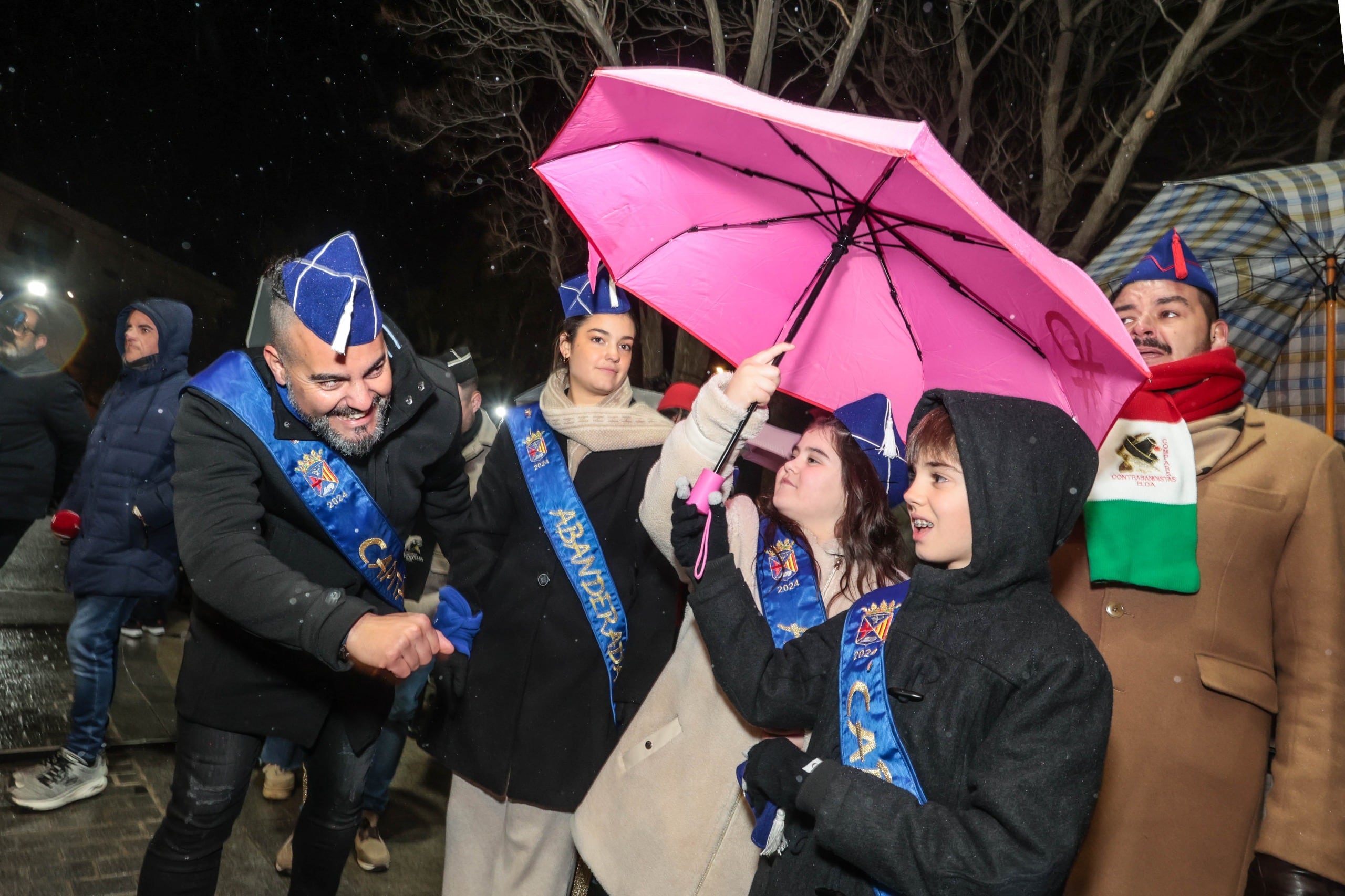 Los paraguas han acompañado a los eldenses durante la celebración del Día de San Antón