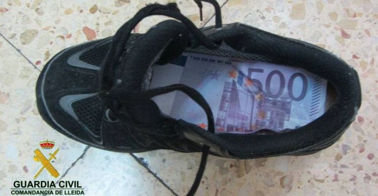 Els diners els duia amagats entre altres llocs, a les sabatilles que portava posades.