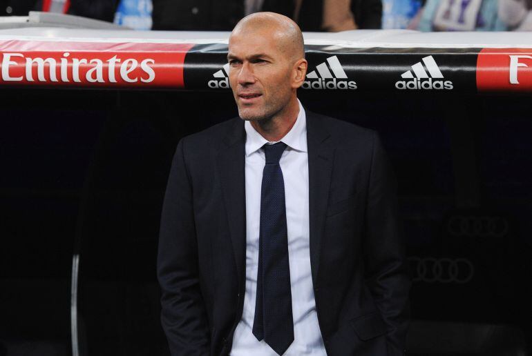 Zinedine Zidane dirigiendo su primer partido como técnico del Real Madrid.