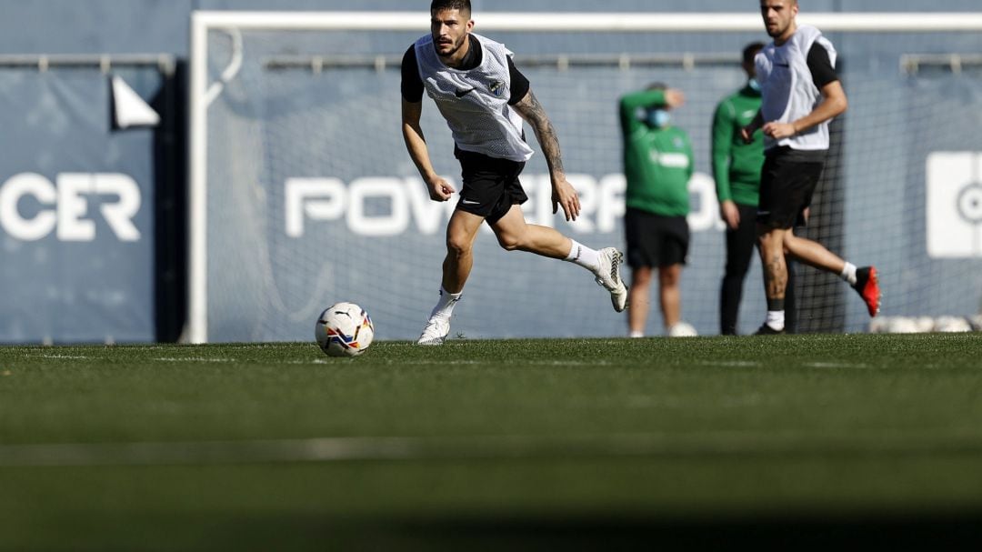 Caye Quintana conduce el balón en un entrenamiento