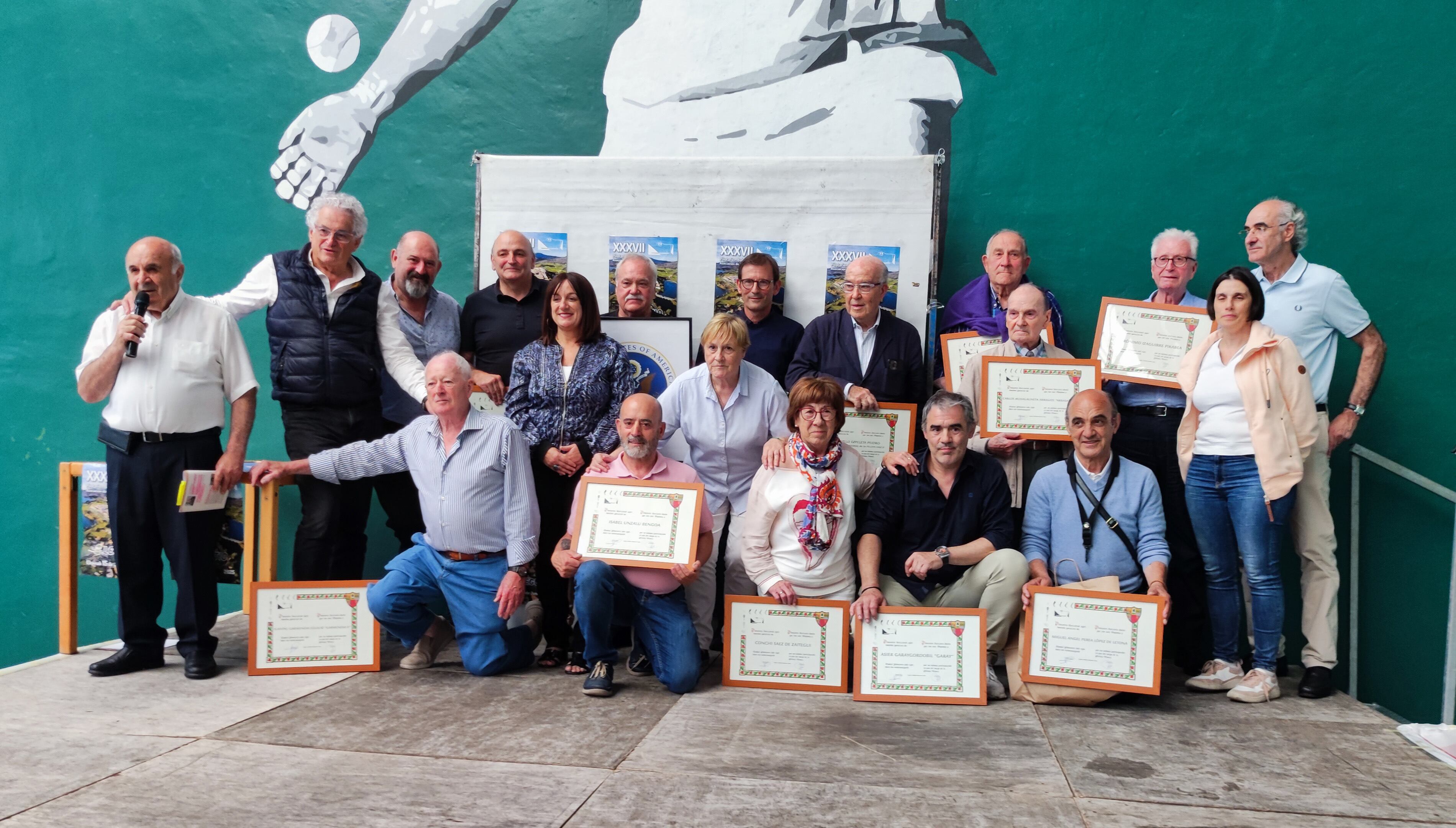 Los homenajeados y los organizadores de la fiesta anual de Pilotarien Batzarra
