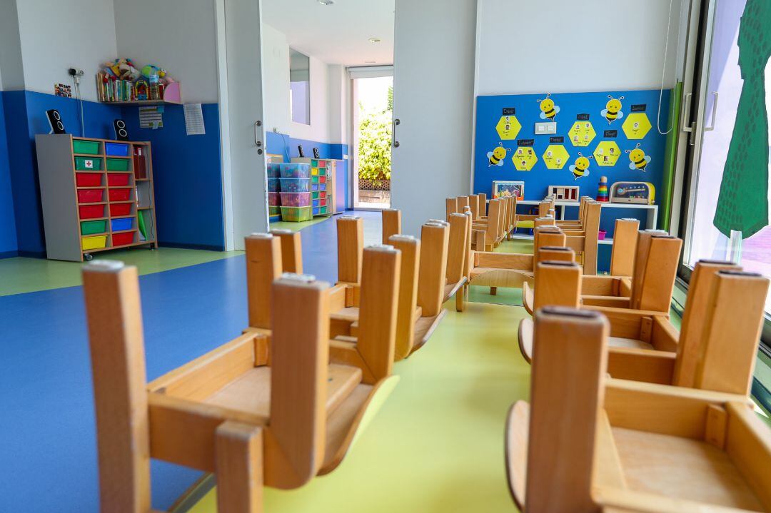 Mesas y sillas recogidas en un aula de un centro de Educación Infantil, foto de archivo