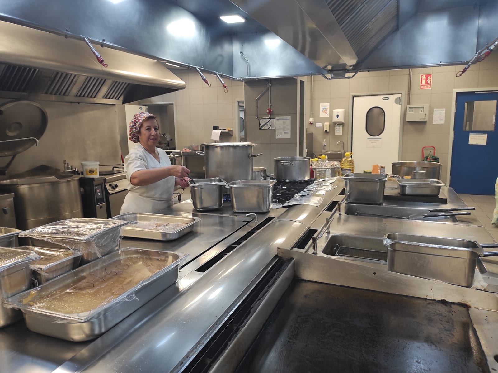 Maria José Martín en sus cocinas del Hospital de Fuenlabrada