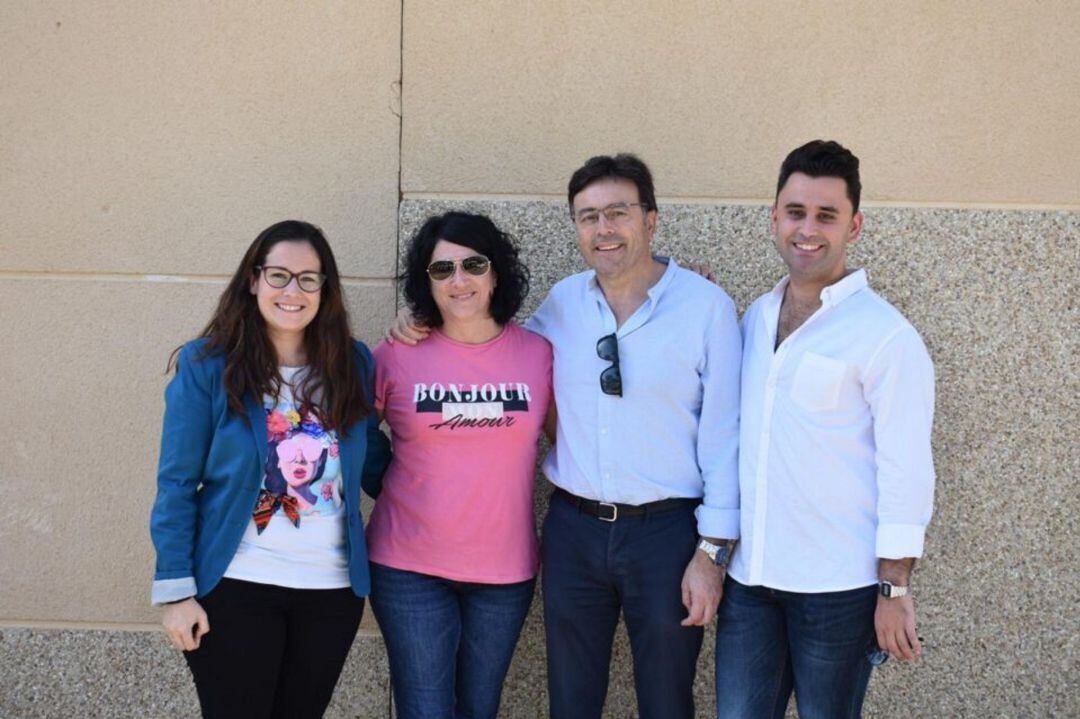 Alfonso Escudero (centro), con representantes del Partido Socialista de Mota del Cuervo
