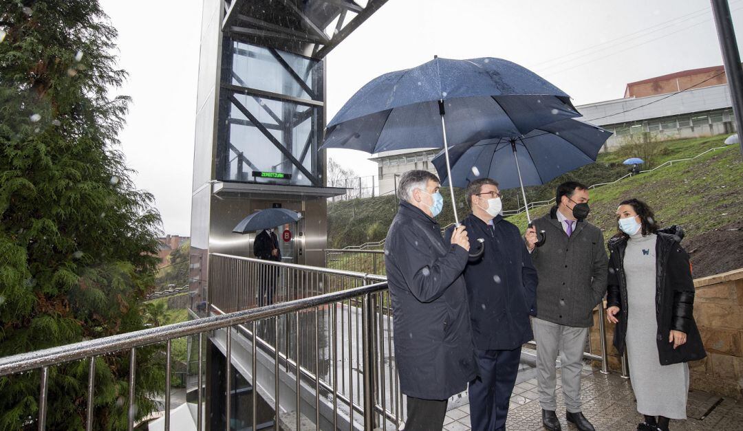 El alcalde, Juan Mari Aburto, visita el nuevo ascensor ubicado en el barrio de Uribarri.