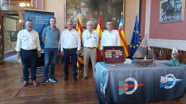 Imagen de la presentación de la regata del Círculo Industrial con las autoridades presentes