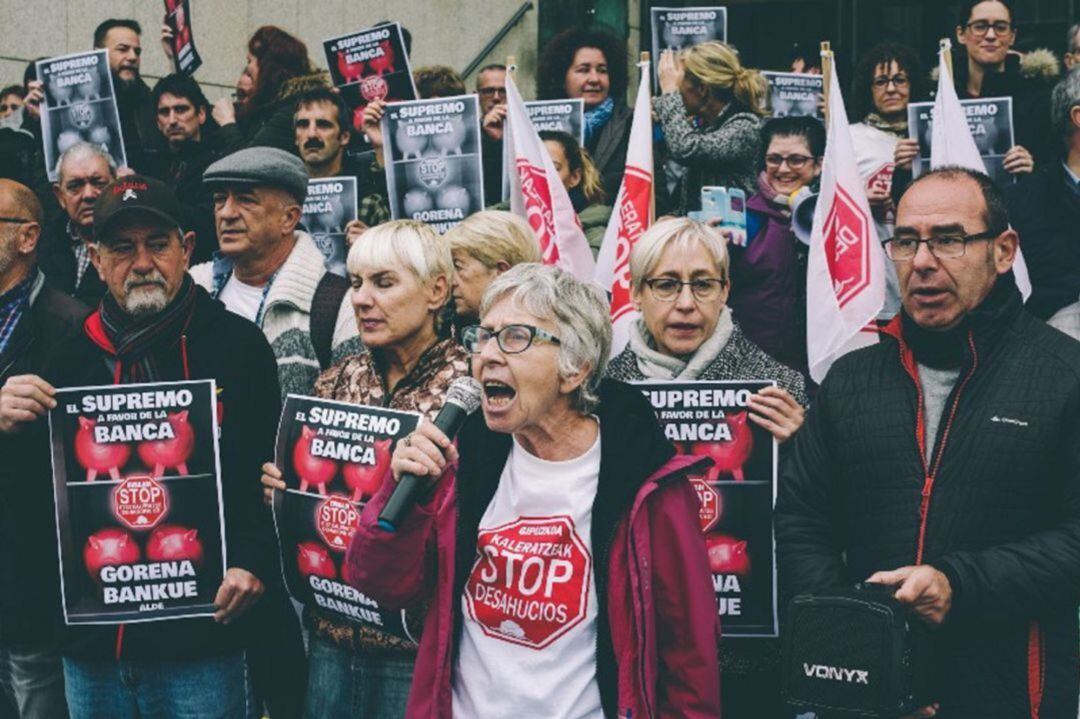 Rosa García, portavoz de Stop Desahucios, reivindicándose en un acto