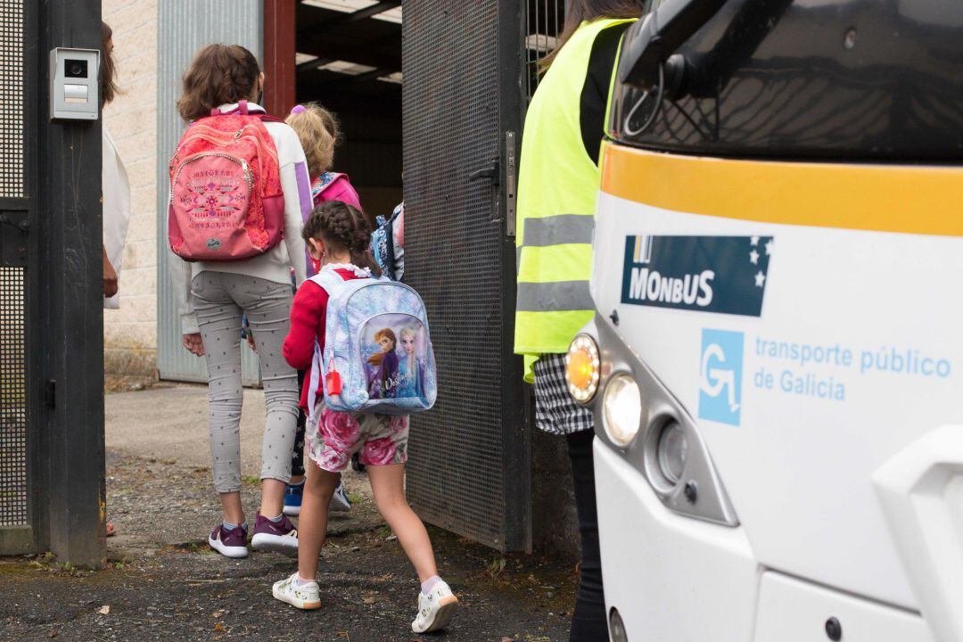 Archivo - Varias niñas, a las puertas de un colegio en Nadela (Luego), durante el primer día del curso escolar 2021-2022 en Educación Infantil y Primaria.