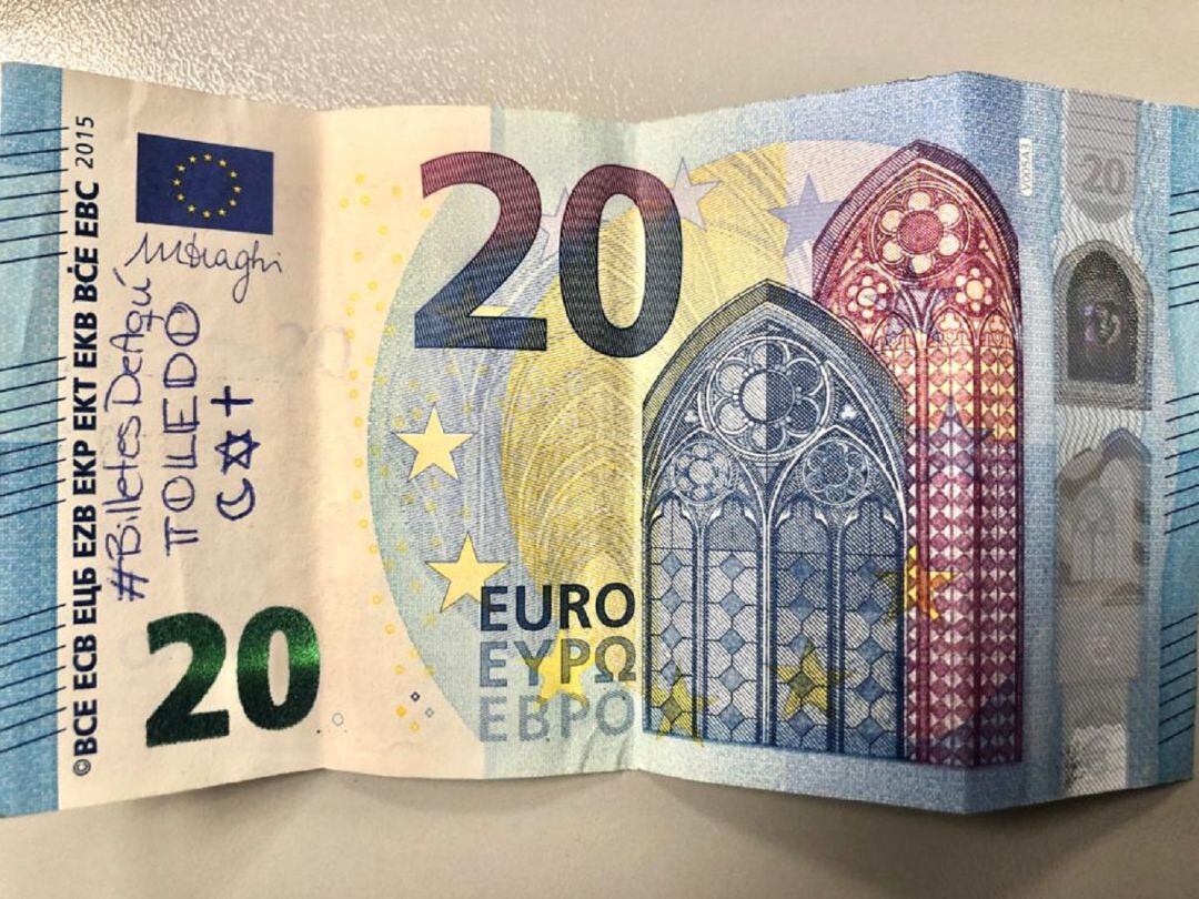 Coge un billete, escribe en él el nombre de la localidad donde resides y el hashtag #BilletesDeAquí, y ponlo en circulación en un pequeño comercio de tu entorno