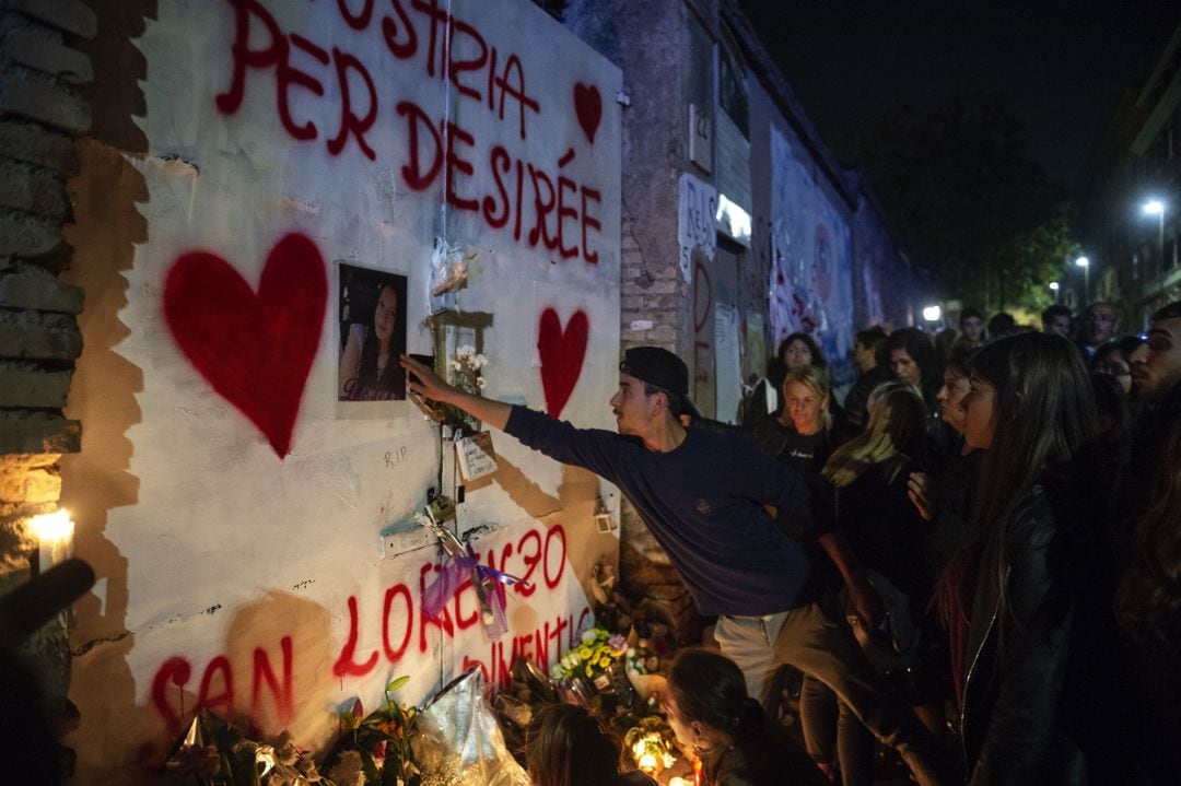 Un grupo de gente deja flores frente al edificio en el que Desiree Mariottini fue asesinada