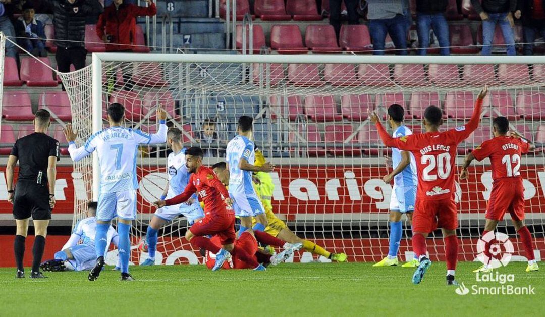 Los juagdores del Numancia celebran el gol del empate marcado por Curro Sánchez.