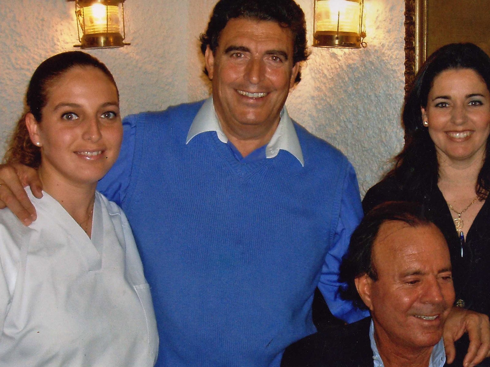 Manuel Moreno en el Mesón El Copo con Julio Iglesias y dos de sus hijas.