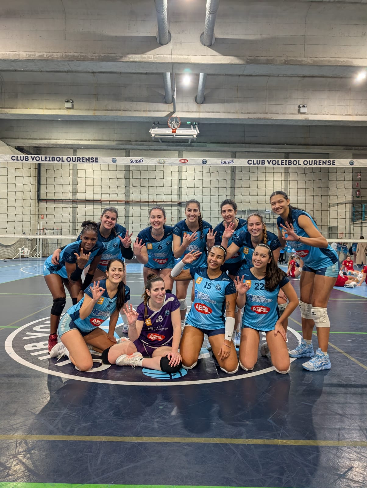 Las jugadoras de Voleyourense celebran una nueva victoria en O Pompeo