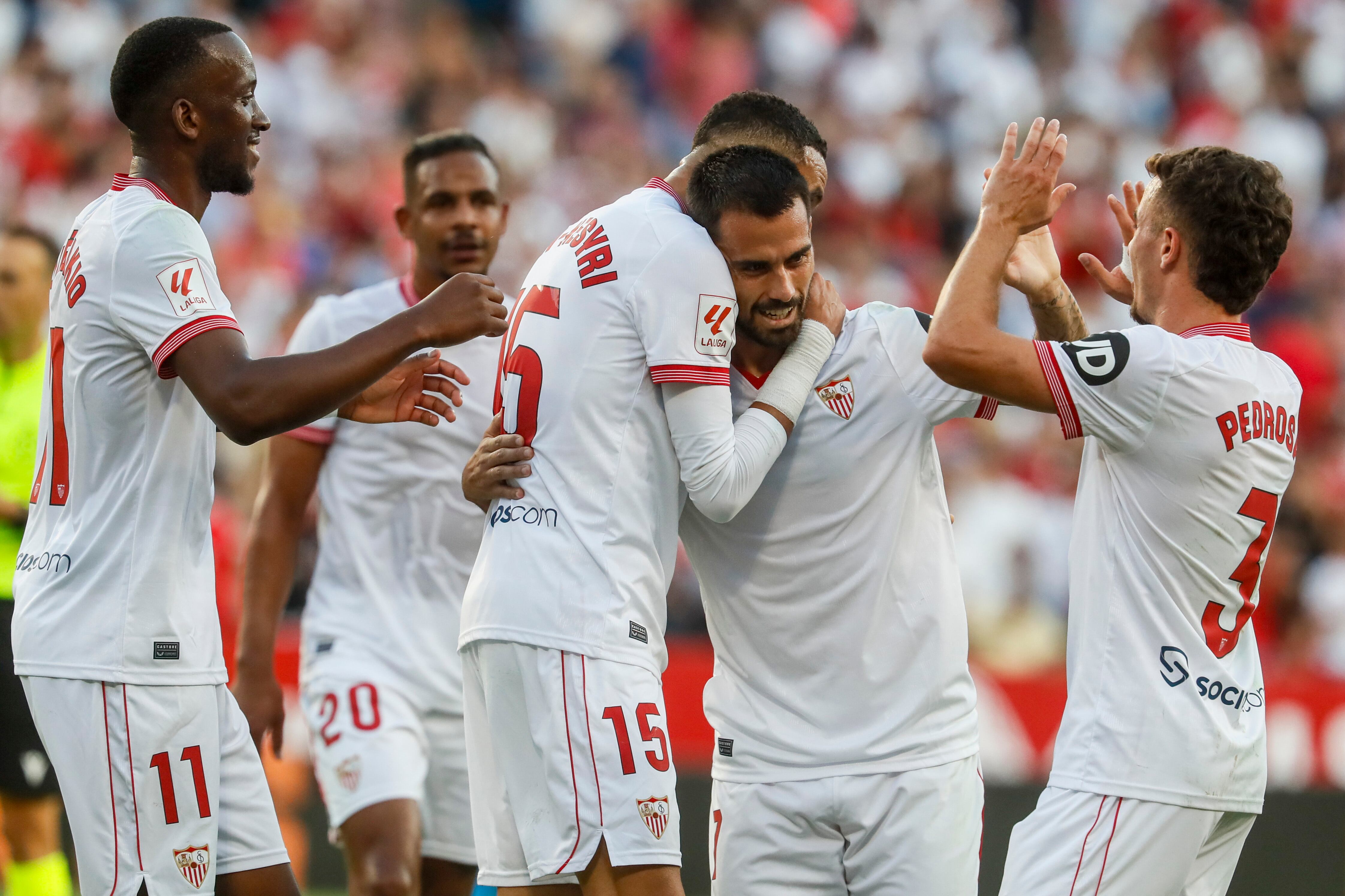 Sevilla, 11/08/2023.- El centrocampista español del Sevilla Suso (2d) celebra tras anotar un gol, el tercero ante el Almería, con sus compañeros este martes, durante el partido de liga disputado en el estadio Sánchez Pizjuan de Sevilla. EFE/ José Manuel Vidal
