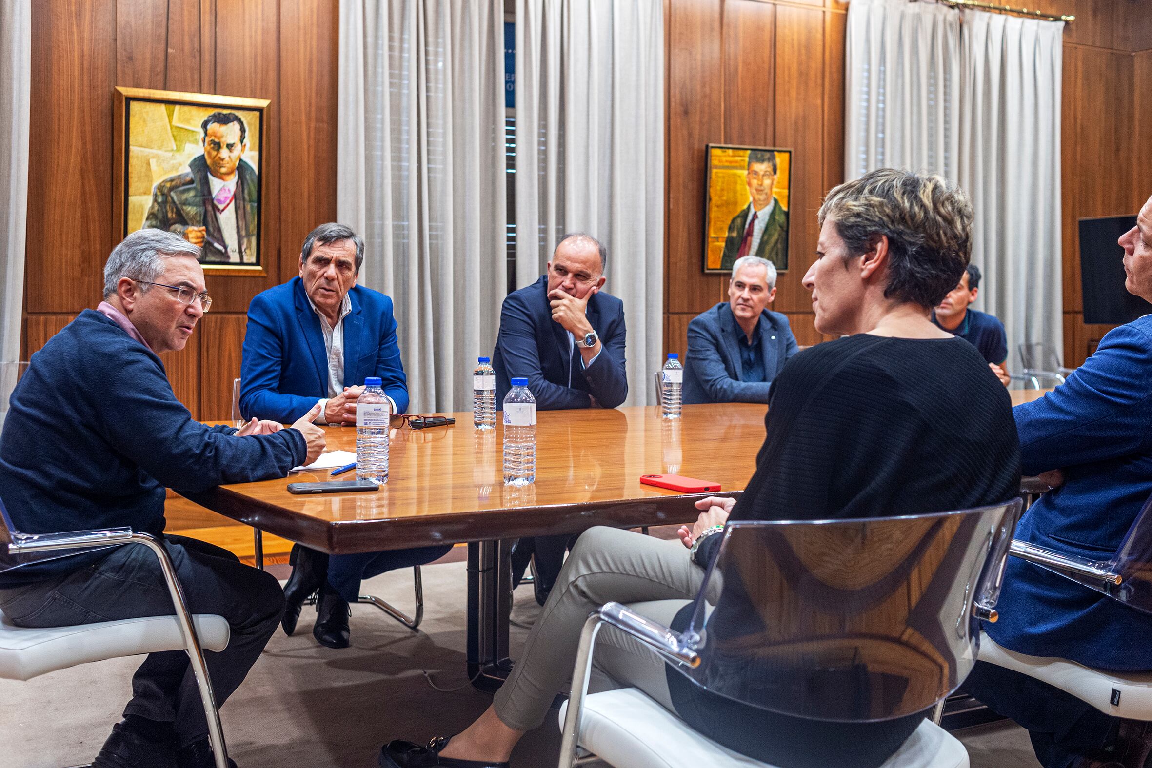 Reunión Luis Menor (Presidenta da Deputación de Ourense) con Elisa Aguilar López  (Presidenta da Federación Española de Baloncesto) acompañada de Julio Bernandez Álvarez, Ramón Lago Álvarez e Miguel González López-Mosquera (Presidente e Vicepresidente 1º e 2º da Federación Galega de Baloncesto), Gabriel Rodríguez de la Paz Fernández (Secretario da Federación Española de Baloncesto), María José Varela Alonso (Secretaria da Federación Galega de Baloncesto en Ourense) e Diego Enrique Álvarez Fernández (Asesor de Deportes da Deputación Ourense).