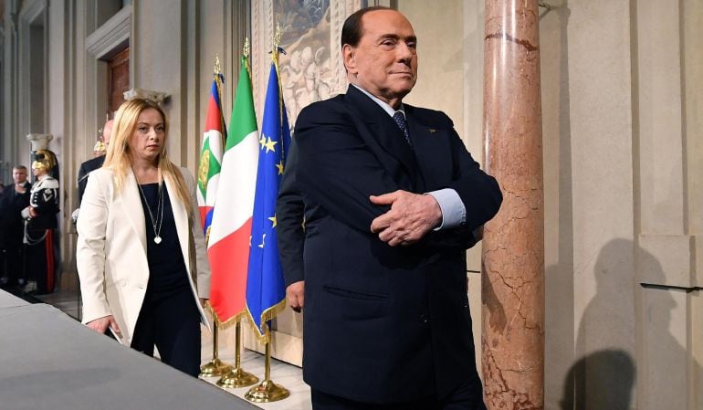 El líder del partido Forza Italia, Silvio Berlusconi, (d) y la presidenta del partido Hermanos de Italia, Giorgia Meloni (i).