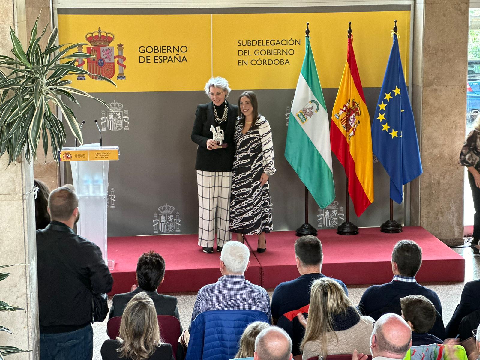 Isabel Sánchez, directora de Radio Córdoba, recibe el premio Plaza Constitución de manos de la subdelegada del gobierno accidental, Herminia López.