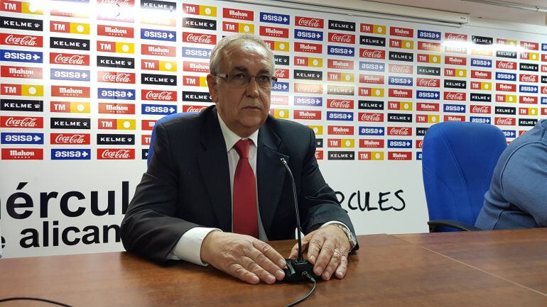 Quique Hernández, en la sala de prensa del estadio José Rico Pérez