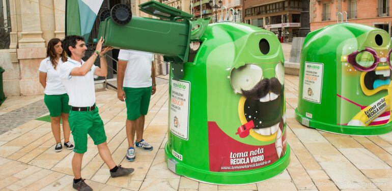 Campaña de Ecovidrio para reciclar más botellas y envases en las playas de nuestro pais. 
 