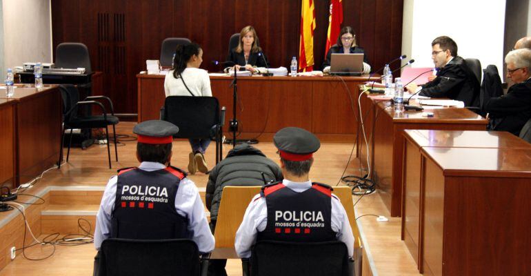 Moment en què la mare de la víctima declara al judici pel crim de la Mariola, amb l&#039;acusat al darrere. 