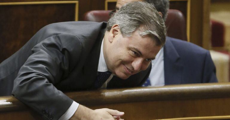 GRA088. MADRID, 08/07/2015.- El ministro de Educación, Íñigo Méndez de Vigo (i), es felicitado por el diputado de de CiU, Jordi Xuclá, poco antes de que comenzara hoy la sesión de control al Gobierno en el Congreso de los Diputados. EFE/Fernando Alvarado