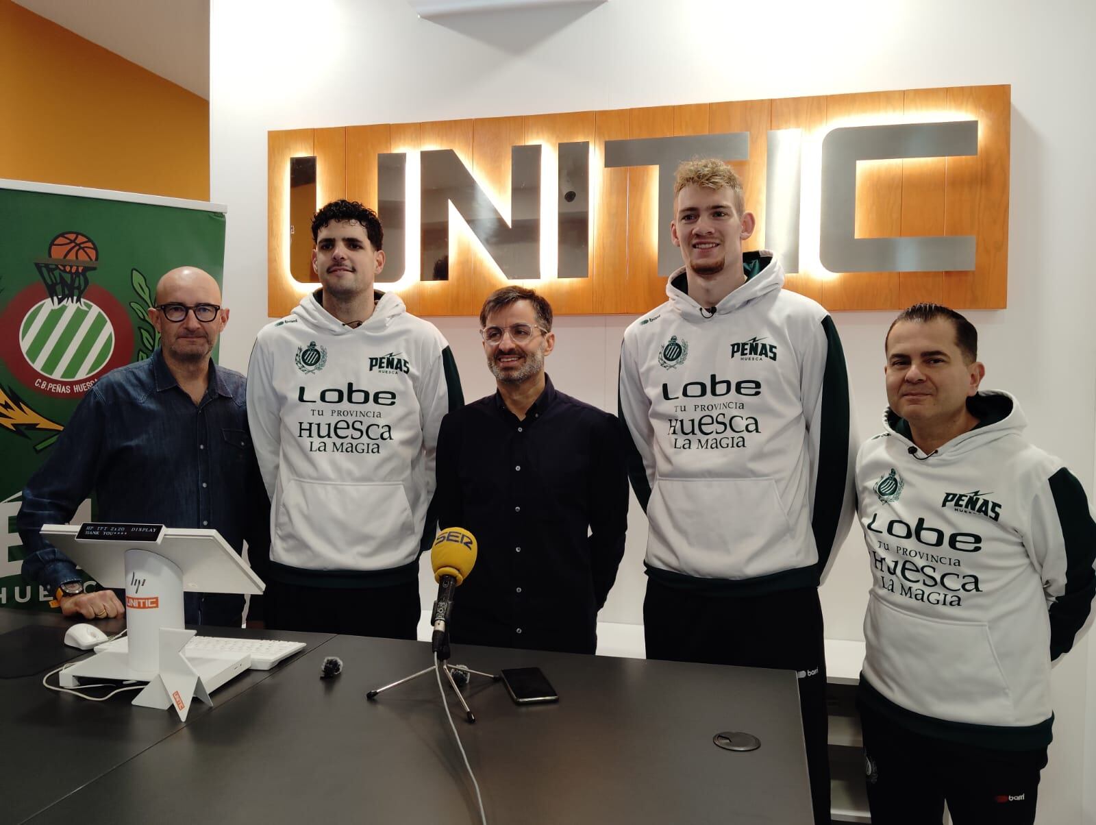 Javi Gella, Pedro López San Vicente, David Justes, Jacco Fritz y Rafa Sanz en la previa del partido del Peñas ante Llíria