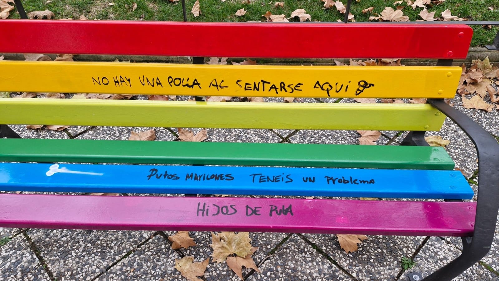 Banco LGTBIQ+ en la Plaza de la Libertad de Pamplona vandalizado. Cadena SER