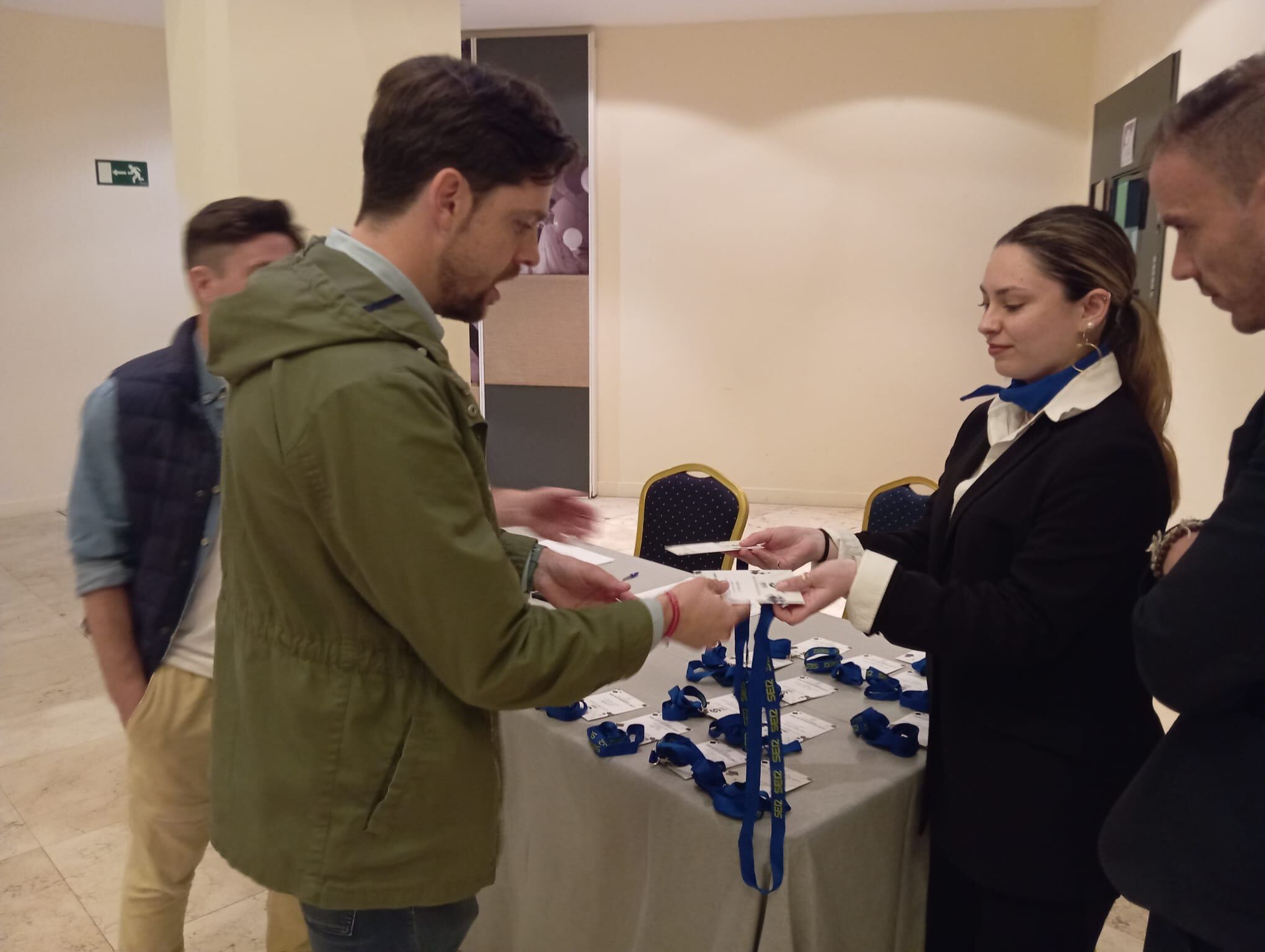 Nerea, nuestra telemarketer y backoffice, recibe a Pablo García antes del comienzo del evento