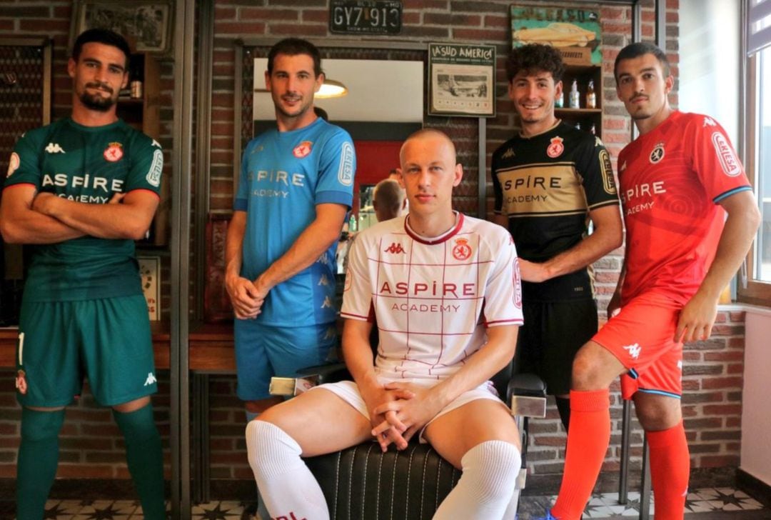 Sotres, Castañeda, Aarón y Frías "escoltan" a Obolskii con las nuevas camisetas