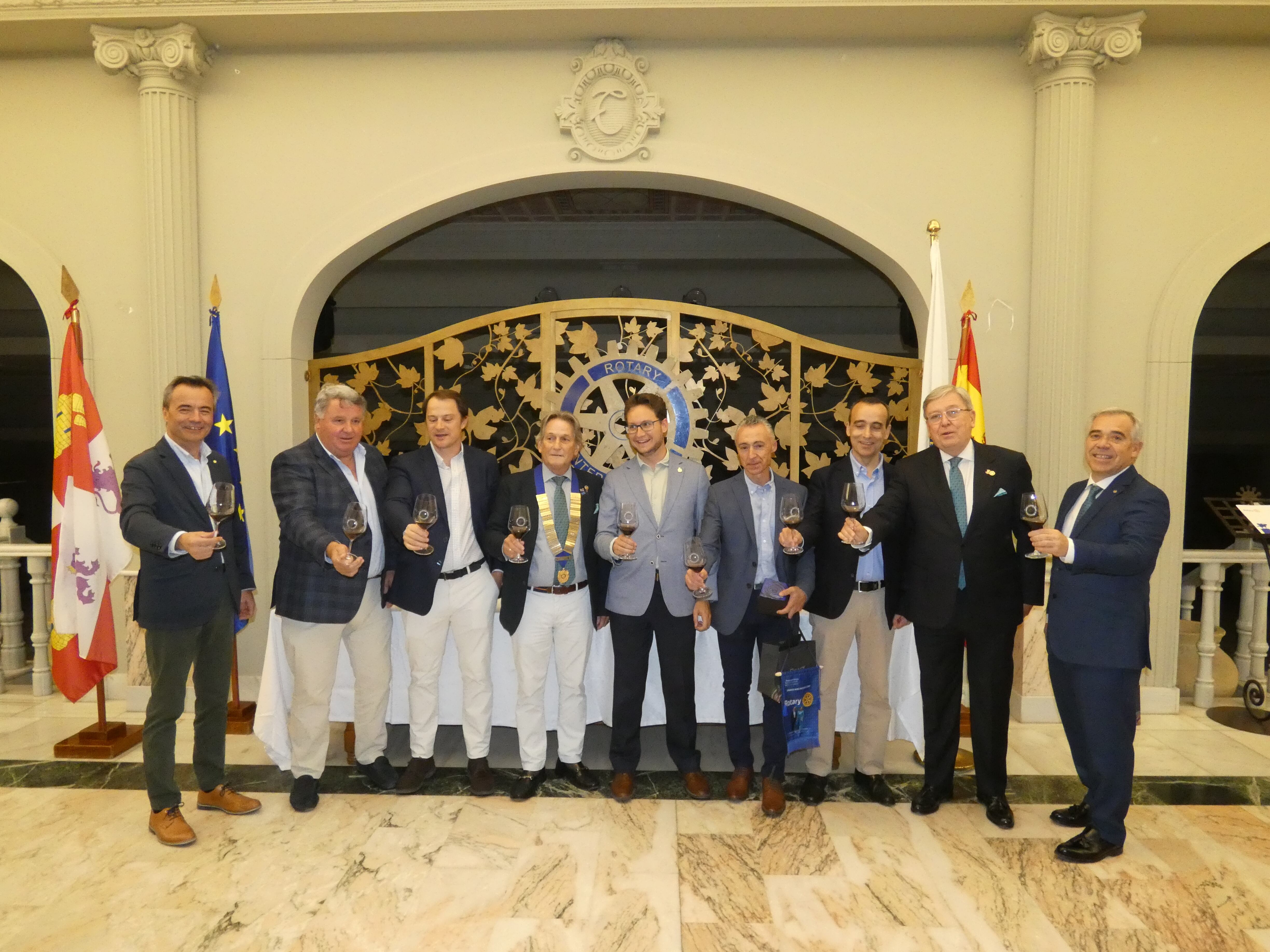 Presentación del vino Altos del Enebro, propuesta del Club Rotario arandino a los clubes españoles para la campaña solidaria 2025