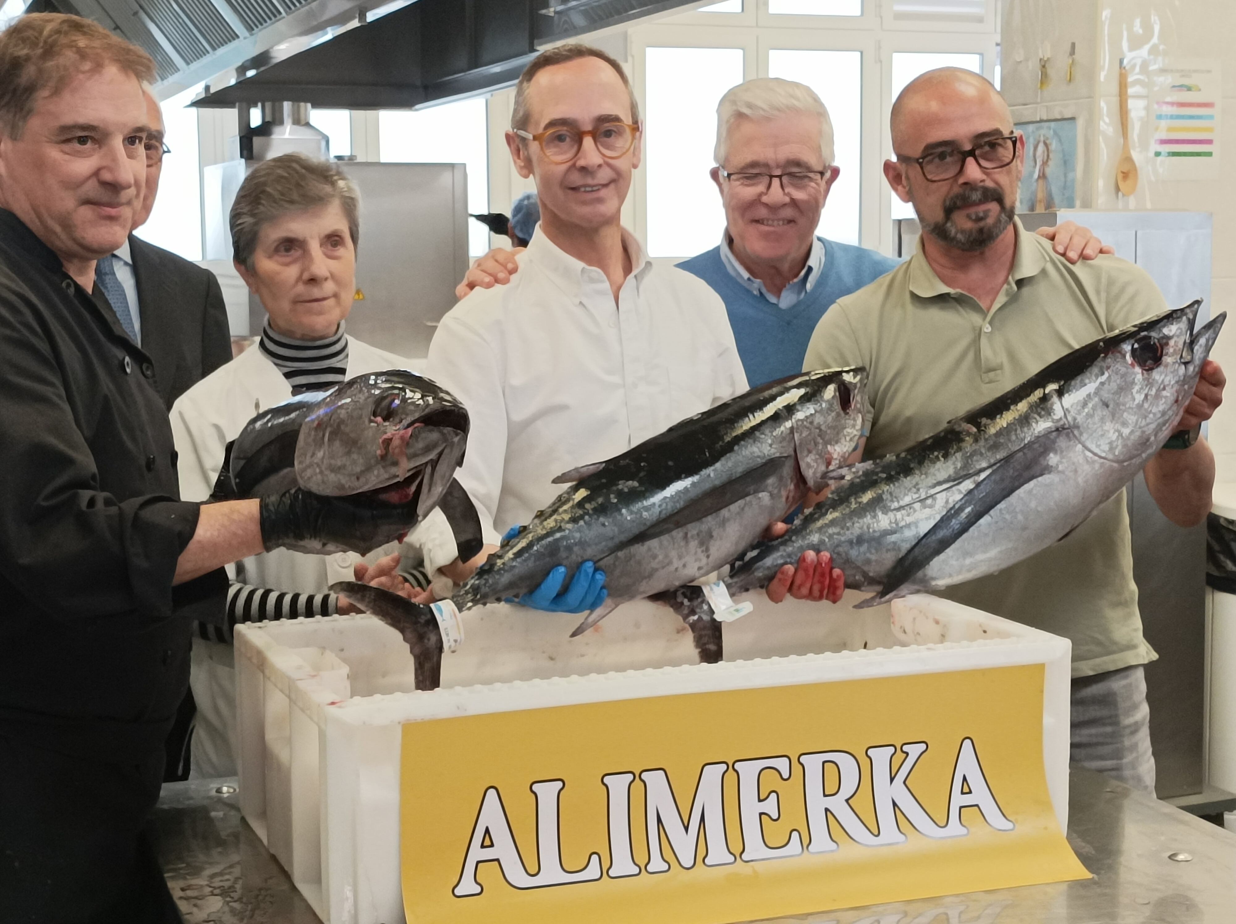 Alimerka dona 122 kilos de bonito, la primera tira de bonito del norte a comedores sociales