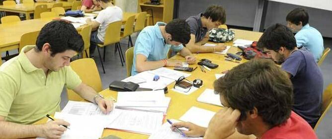 Universitarios estudiando