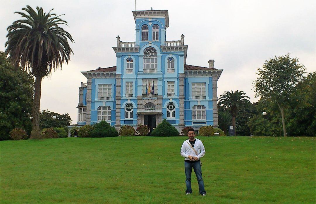 Onofre ante el Archivo de Indianos - Museo de la Emigración, en Colombres