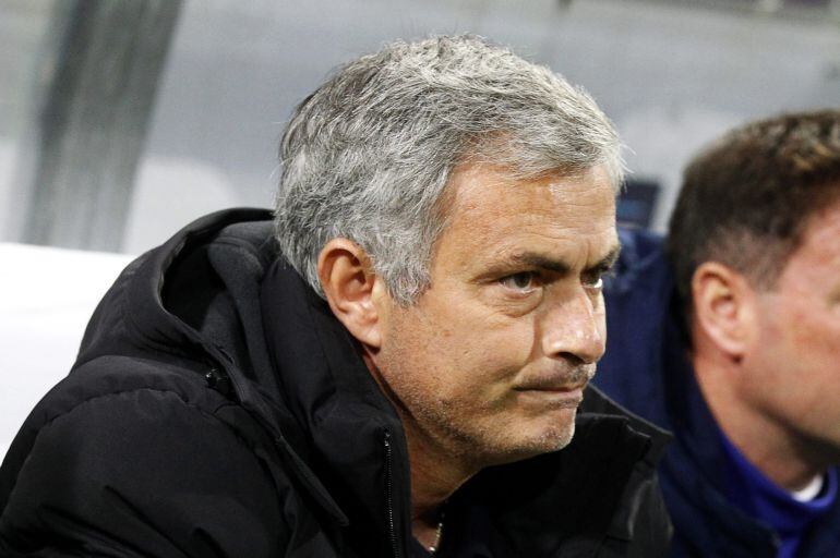 BAT01. MARIBOR (ESLOVENIA), 05/11/2014.- El director técnico del Chelsea, Jose Mourinho, observa las acciones ante el Maribor hoy, miércoles 5 de noviembre de 2014, durante un partido del Grupo G de la Liga de Campeones de la UEFA en Maribor (Eslovenia). 