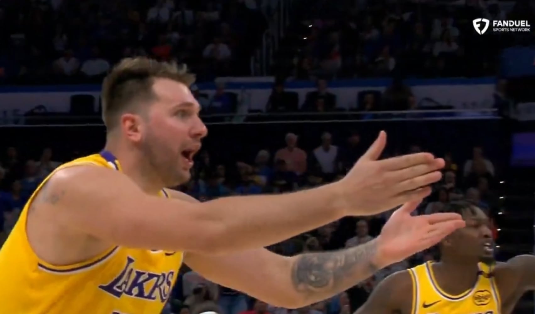 Luka Doncic protesta la segunda técnica que le ha costado la expulsión ante los Thunder