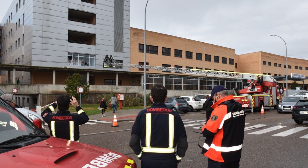 Los bomberos en el Hospital Nuestra Señora del Prado