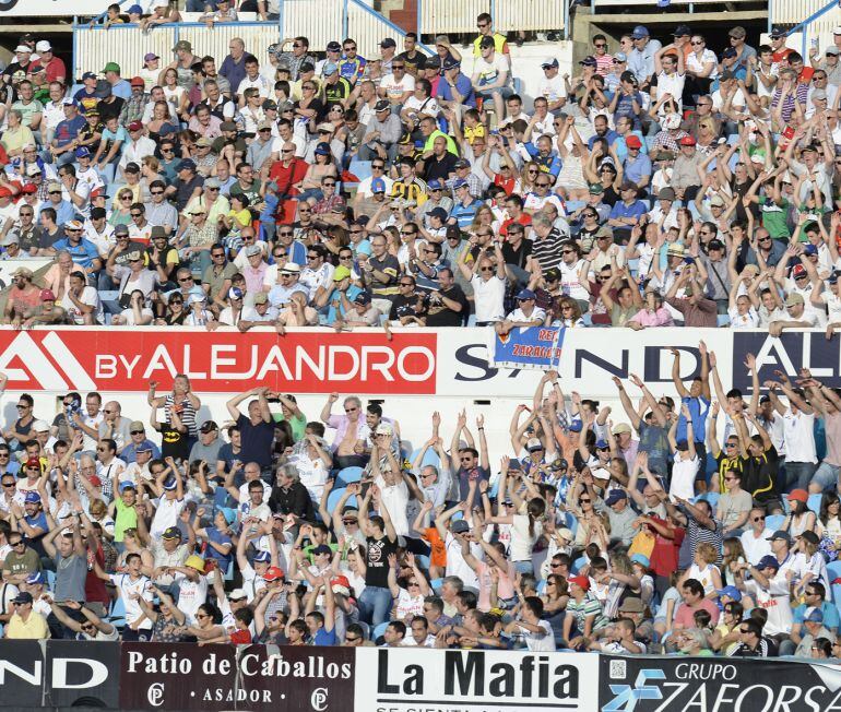 Aficionados del Real Zaragoza en las gradas de La Romareda