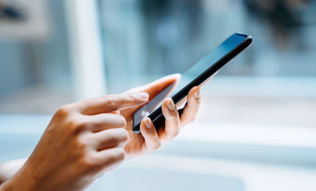Una persona utilizando un teléfono móvil.