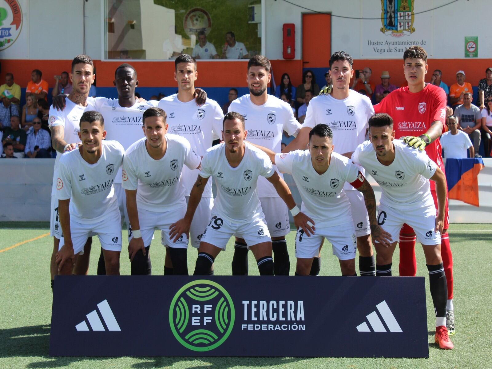 Equipo inicial de Unión Sur Yaiza en el campo del Panadería Pulido San Mateo.