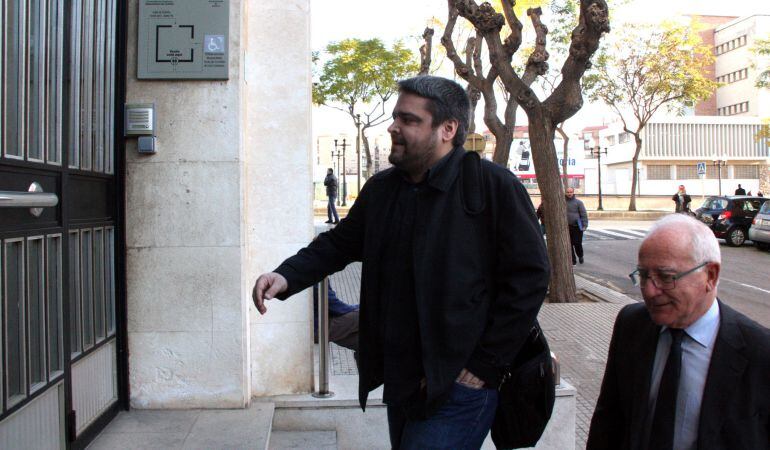 Alejandro Caballero, entrant als jutjats de Tarragona acompanyat del seu advocat, Paco Zapater. 