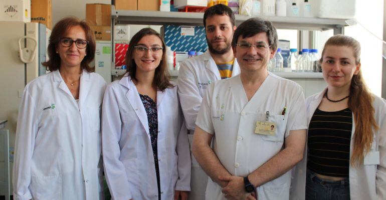 Imagen de las estudiantes con el equipo de Neuropsicofarmacología