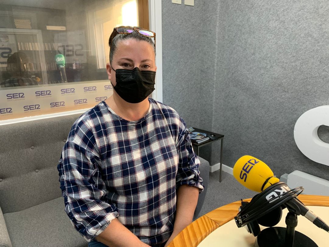 Sandra en los estudios de SER Lanzarote.