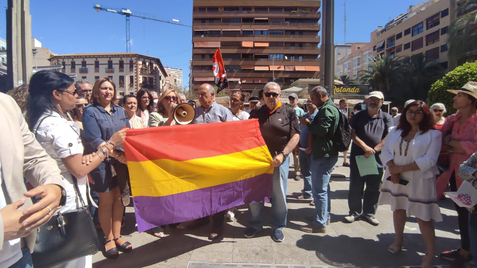 Miembros de la Comisión Cívica posan junto a la consellera Rosa Pérez