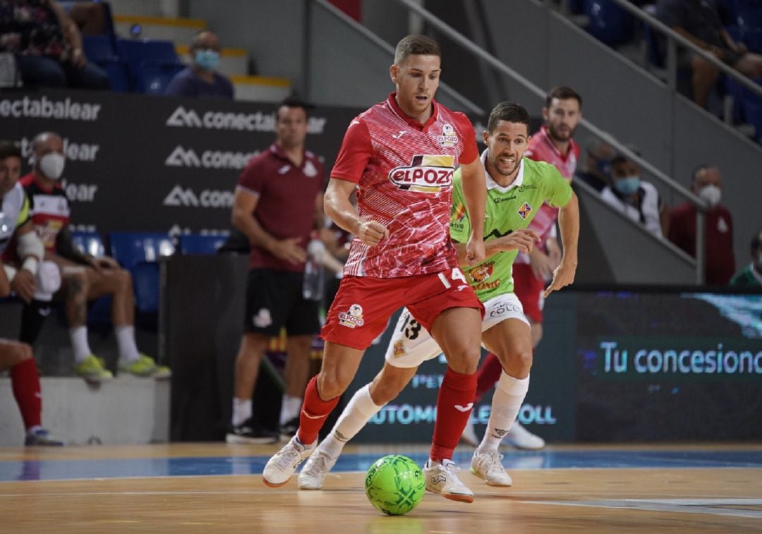 Fernansdo controlando el balón