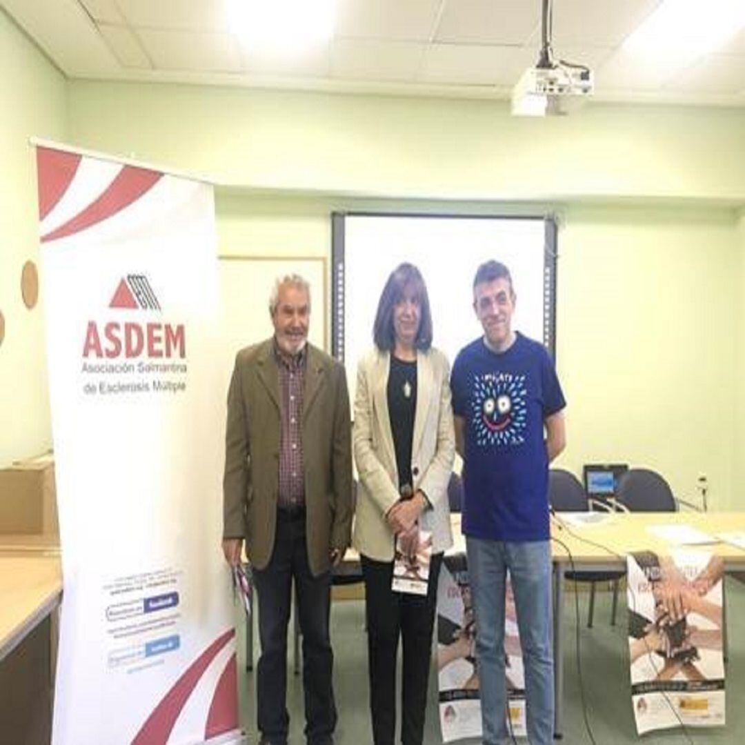 De izquierda a derecha: Gerardo Alonso,presidente de ASDEM, la concejala Maria José Fresnadillo y Jero Hernández