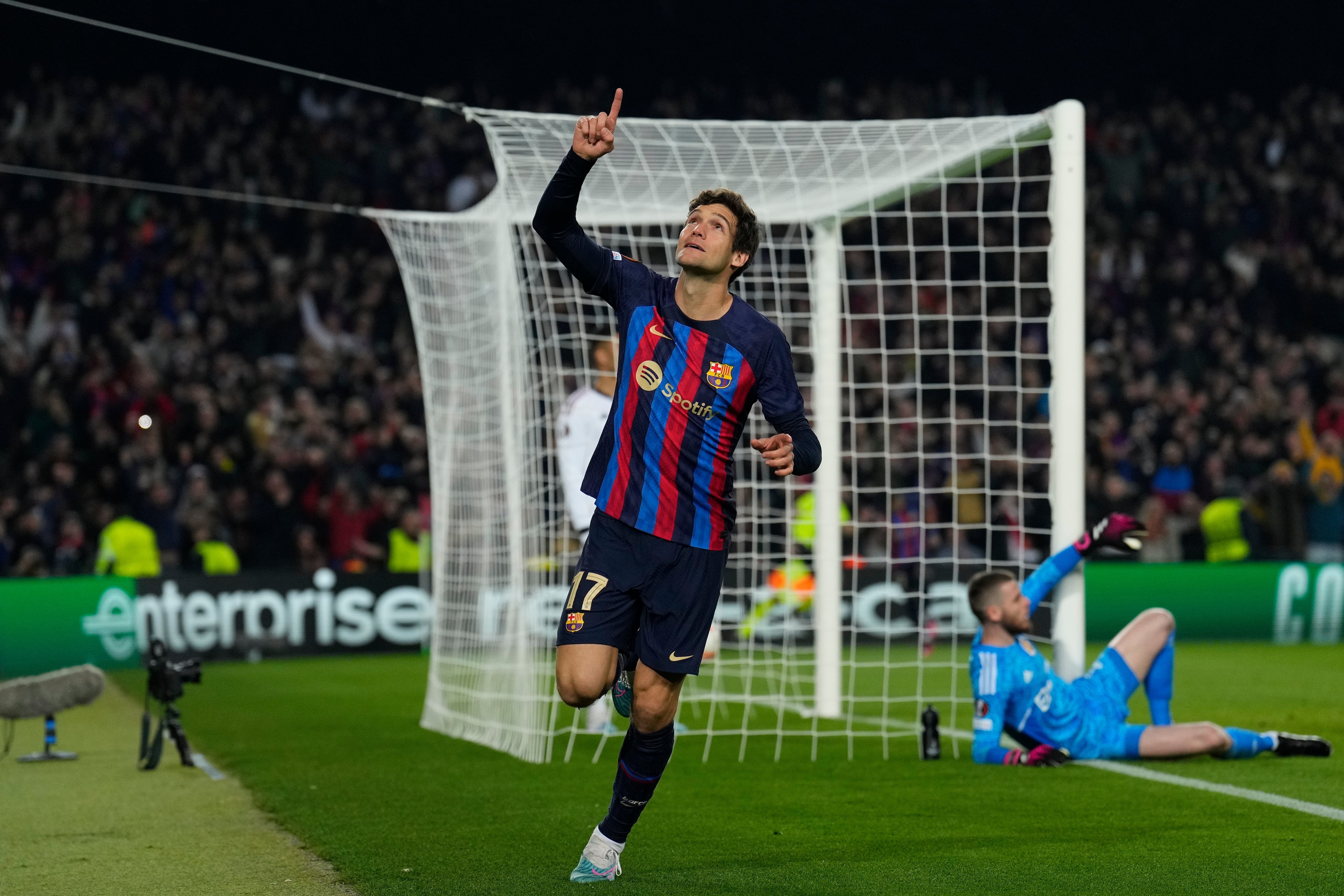 Ell defensa del Barcelona Marcos Alonso celebra tras marcar el 1-0 durante el encuentro de ida de la ronda preliminar de UEFA Liga Europa entre FC Barcelona y Manchester United, este jueves en el estadio Spotify Camp Nou en Barcelona.