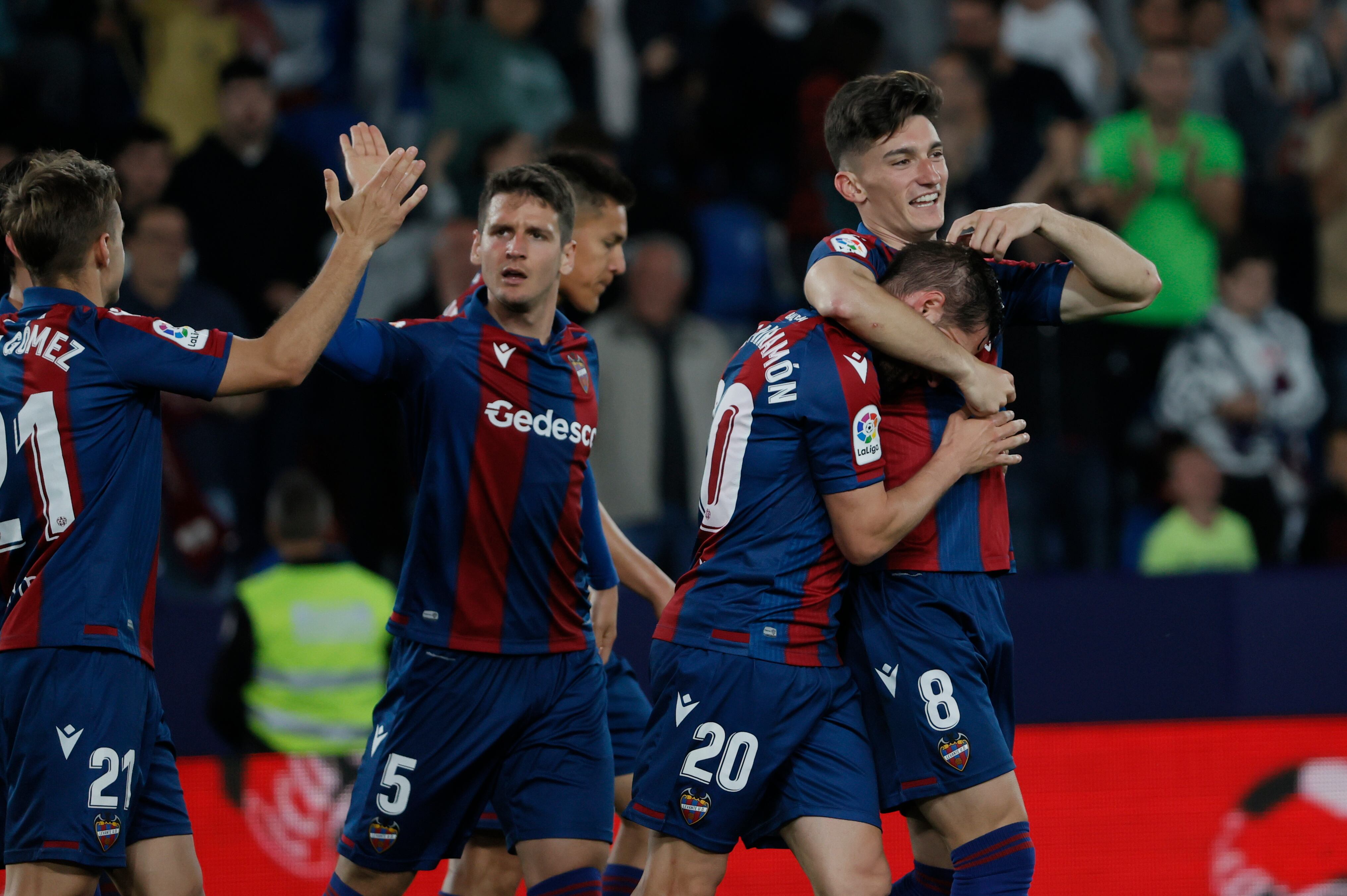 Los jugadores del Levante celebran el primer gol del equipo levantinista durante el encuentro correspondiente a la jornada 35 de Liga en Primera División que disputan hoy viernes frente a la Real Sociedad en el estadio Ciudad de Valencia. EFE/Juan Carlos Cárdenas.